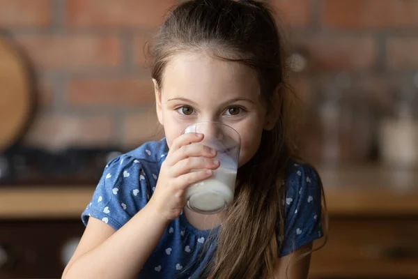 Retrato de niña sonriente beber leche de vidrio —  Fotos de Stock