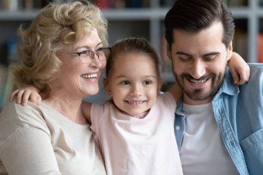 Mutlu üç kuşak aile evde güzel bir anın tadını çıkarıyor..