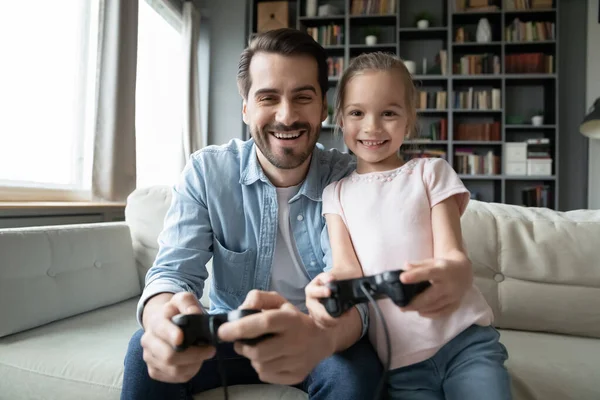 Différentes générations de famille de deux impliqués dans le jeu vidéo drôle. — Photo