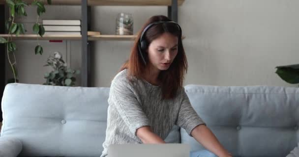 Zuversichtlich glücklich kaukasische Geschäftsfrau hält Videoanruf Online-Treffen. — Stockvideo