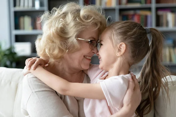 Ancianos jubilados 60s abuela abrazos sonriente adorable poco nieta. —  Fotos de Stock