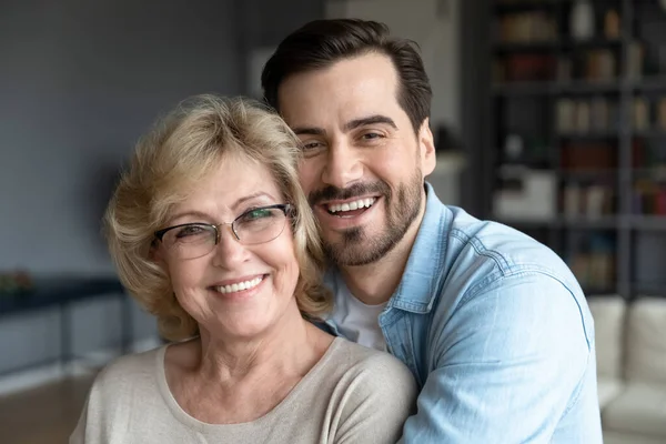 Familie verschiedener Generationen vor der Kamera, Wochenende genießen. — Stockfoto