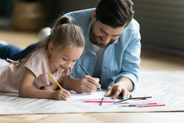 Feliz niña haciendo dibujos con papá. — Foto de Stock