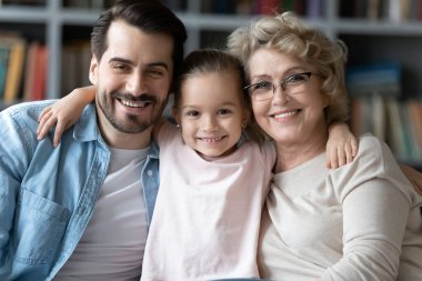 Nesiller arası gülümseyen aile bağlarının portresi..