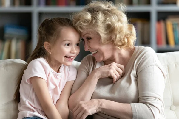 Vinculación familia multigeneracional riendo juntos en casa. — Foto de Stock