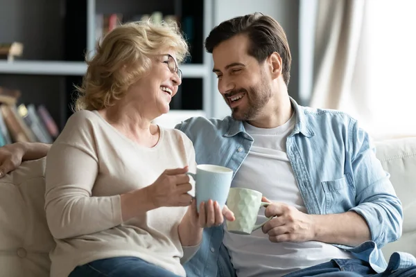 Glädjande olika generationer som förenar familj som deltar i roliga samtal. — Stockfoto