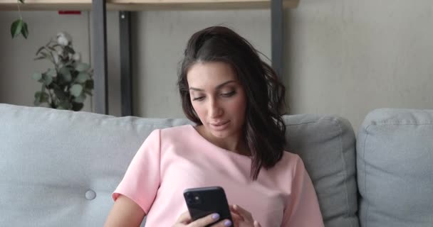 Positivo jovem indiana árabe mulher recebendo mensagem com boas notícias. — Vídeo de Stock