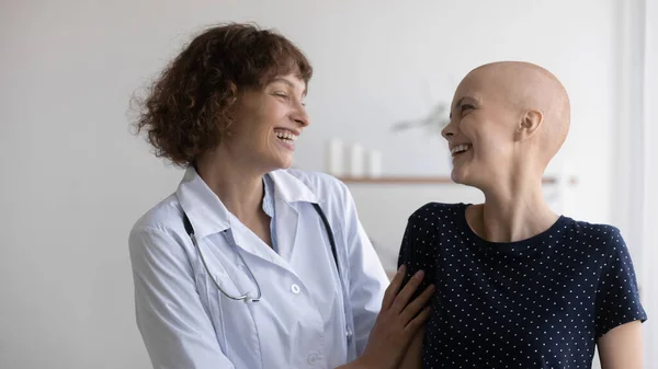 Close up overjoyed doctor and hairless woman laughing, celebrating success — Stock Photo, Image