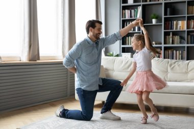 Mutlu farklı nesiller. Aile evde müzikle dans ediyor..