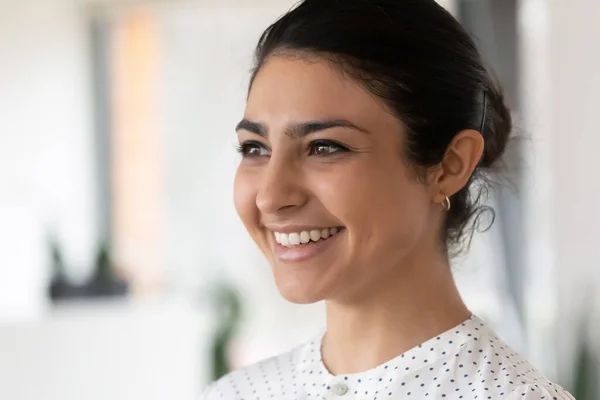 Close up head shot of smiling young indian ethnicity businesswoman. — Stock Photo, Image