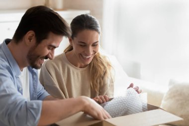 Mutlu milenyum çifti sipariş edilmiş tüketici mallarıyla birlikte karton dağıtımı yapıyor.