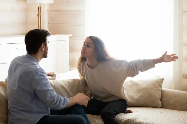 Злий стурбований молодий подружжя свариться сперечатися вдома — стокове фото
