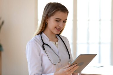 Sorumlu genç bayan GPS video konferansı ile meslektaşlarıyla bağlantı kuruyor