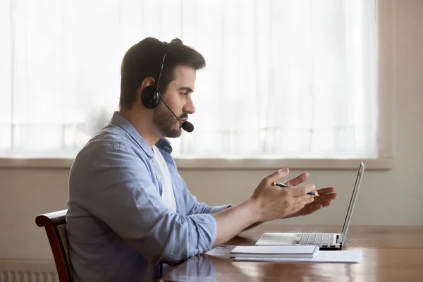 Capabele jonge mannelijke leraar geven online college cursus — Stockfoto