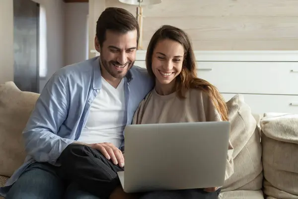 Amare coppia di famiglia che si abbraccia sul divano guardando film romantico — Foto Stock