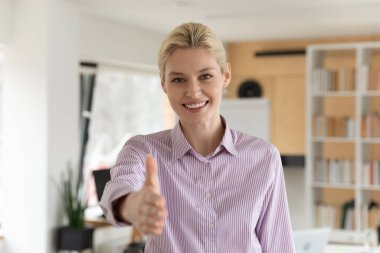 Nazik genç bayan halkla ilişkiler müdürü elini uzatıyor..