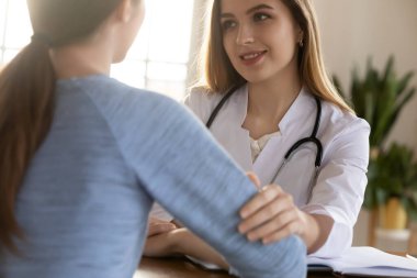 Yardımsever kadın pratisyen genç kız müşteriyi tedavi olmaya teşvik ediyor.