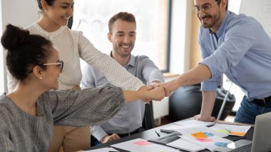 Bin yıllık çeşitliliğiniz kutlu olsun. Çok ırklı iş adamları yumruk tokuşturuyor..