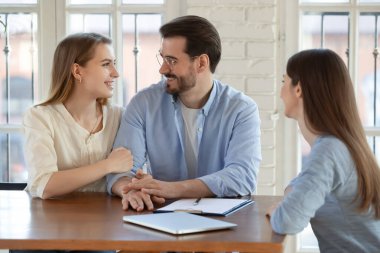 Heyecanlı milenyum seyahat acentası müşterileri satın alma turunun avantajlarını tartışıyor