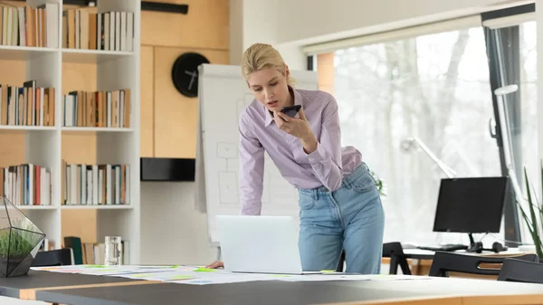 Focused young businesswoman busy with office work. — Stock Photo, Image