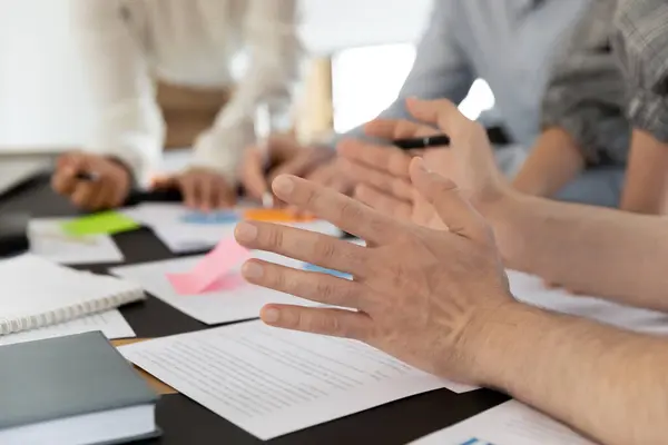 Close up jonge mannelijke werknemer gebaren, het delen van project ideeën. — Stockfoto