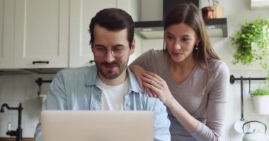 Genç ve mutlu çift dizüstü bilgisayardan komik videolar izliyor..