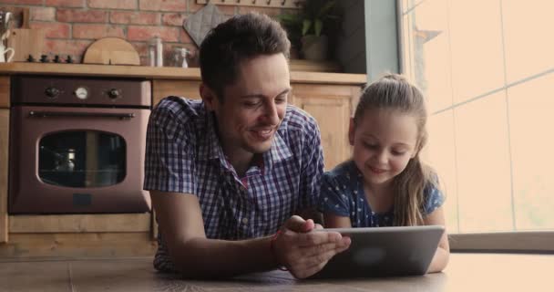 Ojciec i córka spędzają razem czas bawiąc się za pomocą tabletu — Wideo stockowe