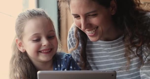 Close-up vista mãe e criança se divertindo usando tablet — Vídeo de Stock