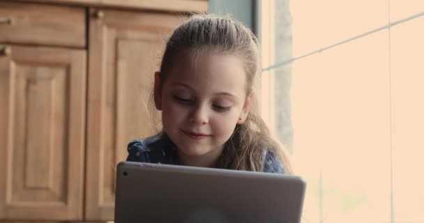 Close up widok mała dziewczynka leżąca wewnątrz z tabletem — Wideo stockowe