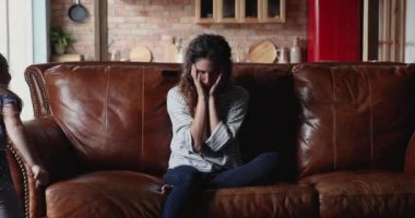 Annem çocuklarının etrafında koşuşturmaktan yorgun düşüyor.