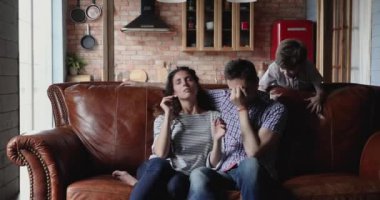 Gürültücü küçük çocuklar etrafta koştururken çift yorgun hisseder.