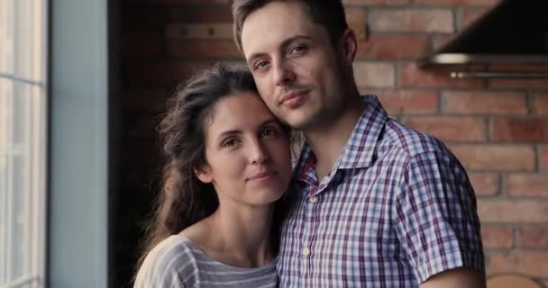 Feliz pareja de pie en el interior mostrando las llaves de la nueva casa — Vídeos de Stock