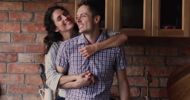 Vrouw zitten op keuken aanrecht knuffel echtgenoot genieten romantisch date — Stockvideo