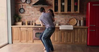 Mutfakta dans eden mutlu çift.