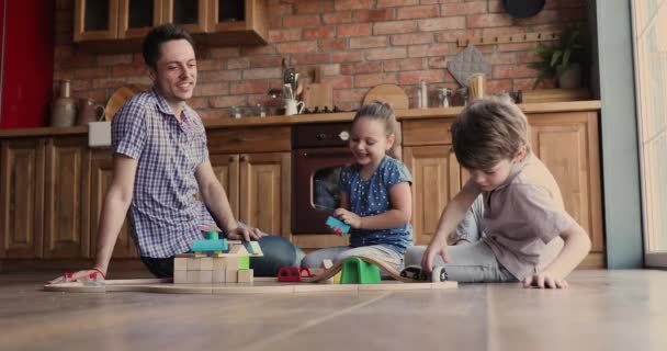 Milující otec trávit čas s dětmi hrát si s hračkou železnice — Stock video