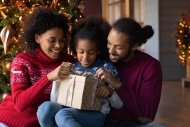 Mutlu Afro-Amerikan ailesi Noel hediyelerini açıyor.