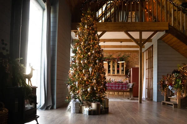 装饰有节日彩灯、圣诞树和礼品盒的公寓 — 图库照片