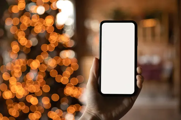 Fechar smartphone com tela vazia mockup no fundo do feriado — Fotografia de Stock