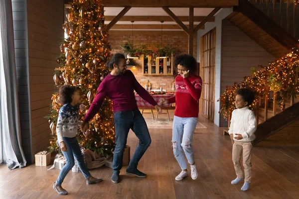 Szczęśliwa Afroamerykańska rodzina z dwójką dzieci świętujących Boże Narodzenie — Zdjęcie stockowe