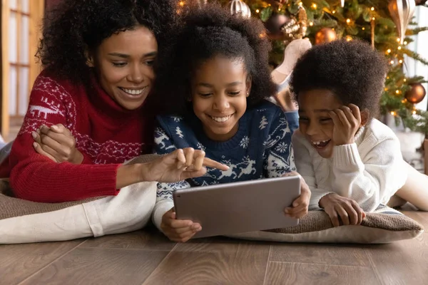 Fermer famille afro-américaine heureuse en utilisant une tablette, célébrant Noël — Photo