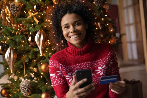 Cabeza disparada mujer afroamericana pagando en línea por regalos de Navidad —  Fotos de Stock