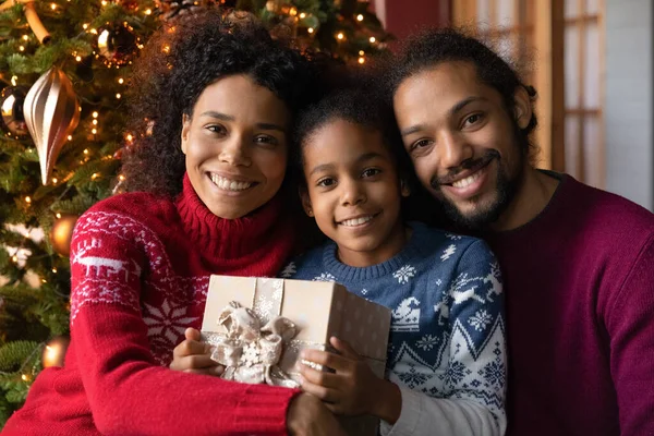 Zdjęcie głowy szczęśliwy Afroamerykańska rodzina z prezentem świątecznym — Zdjęcie stockowe