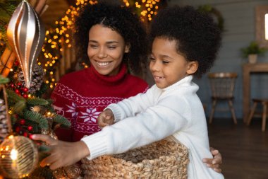 Mutlu Afrika kökenli Amerikalı anne ve oğlu Noel 'i kutluyor.