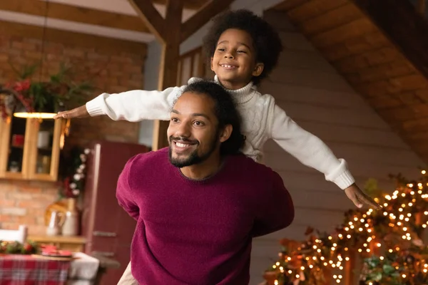 Fechar o homem afro-americano brincando com filho, celebrando o Natal — Fotografia de Stock