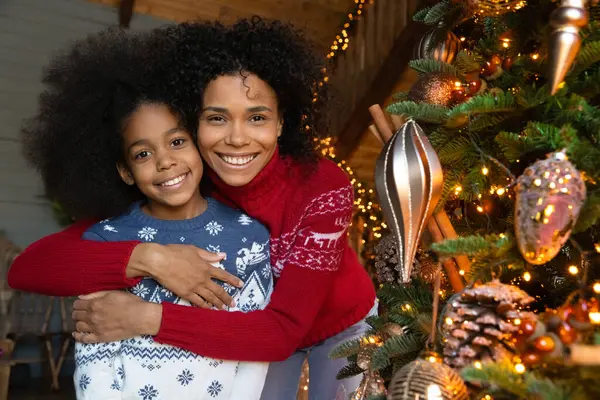 Zdjęcie głowy Afroamerykanka matka i córka świętują Boże Narodzenie — Zdjęcie stockowe