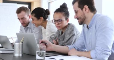 Bilgisayarlar üzerinde küçük gruplar halinde çalışan odaklanmış çoklu etnik gruplar.