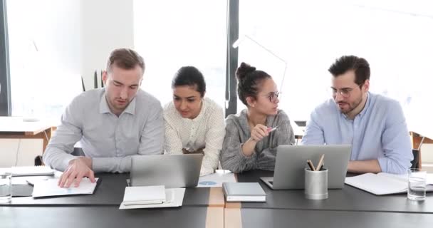 Jeunes gestionnaires de race mixte pensifs travaillant sur différents projets d'entreprise. — Video