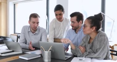 Pazarlama araştırma sonuçlarını analiz eden yetenekli çeşitli meslektaşlar.