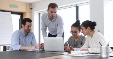 Uluslararası satış ekibi bilgisayardaki elektronik raporu analiz ediyor..