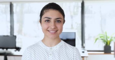 Güzel gülümseyen Hintli genç iş kadınının portresi..